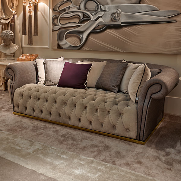 G8906 HERMES<br>
sofa with steel base, gold finish   
250 x 120 x 80 cm<br>
 
0458 <br>
table with legs with amber crystal balls  
97 x 97 x 70 cm<br>
 
G2193<br>
2-light wall sconce in steel with amber crystal balls, gold finish, 
complete with shades and tassels  
50 x  25 x 115 cm<br>

VSS47 forbici<br>
painting  
250 x 200 cm