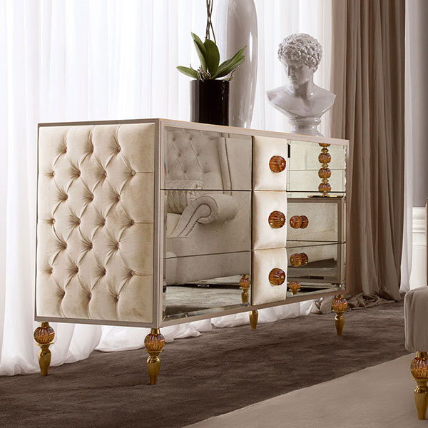 GL1310<br>
3-drawer dresser, with buttoned sides, steel feet, 
gold finish with amber crystal ball, complete with amber knobs
160 x 69 x 102 cm