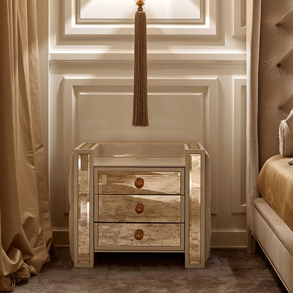 1451<br>
3-drawer nightstand with mirrors, buttoned sides
72 x 45 x 60 cm