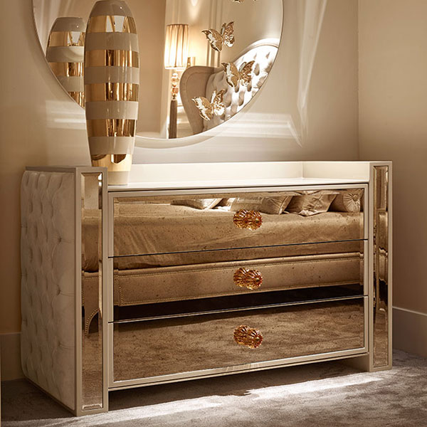 1450<br>
3-drawer dresser with mirrors, buttoned sides   
146 x 62 x 90 cm<br>

4001<br>
round mirror with butterflies, gold   
Ø 120 cm