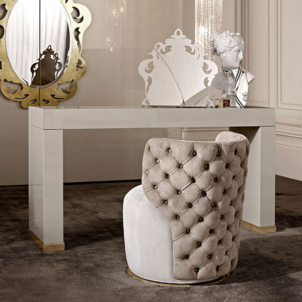 G1284<br>
dressing table with steel base, gold finish   
160 x 46 x 84 cm<br>

g1045cp KARL<br>
buttoned swivel chair with steel base, gold finish  
Ø 63 x 73 cm<br>

mr03<br>
free standing mirror   
54 x 55 x 25 cm