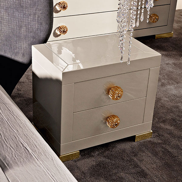 G1581<br>
nightstand with steel base, gold finish   
61 x 39 x 54 cm