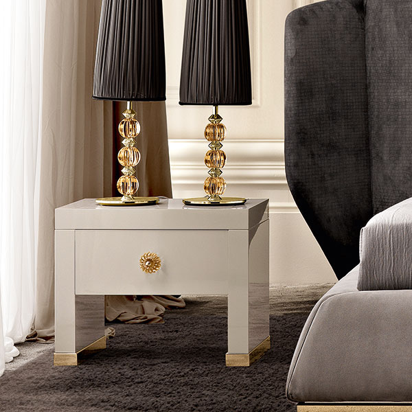 G1541<br>
nightstand with steel base, gold finish   
68 x 52 x 54 cm