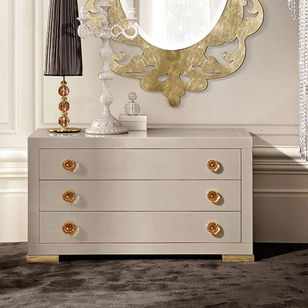 G1580<br>
dresser with steel base, gold finish   
141 x 65 x 78 cm<br>

Gmr05<br>
Baroque-style mirror, vibrated steel with gold finish   
142 x 200 cm<br>

G1190<br>
steel lamp with amber crystal balls, gold finish, 
complete with shade 
Ø 25 x 106 cm