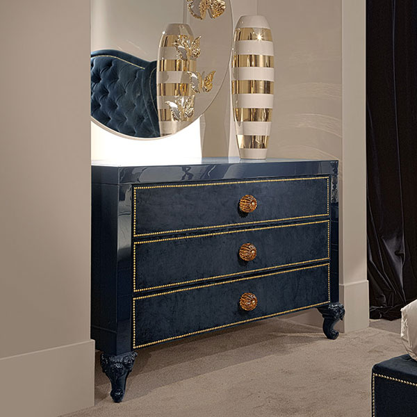 1440<br>
upholstered 3-drawer dresser with nailhead trim  
146 x 67 x 95 cm<br>

4001<br>
round mirror with gold finish butterflies   
Ø 120 cm