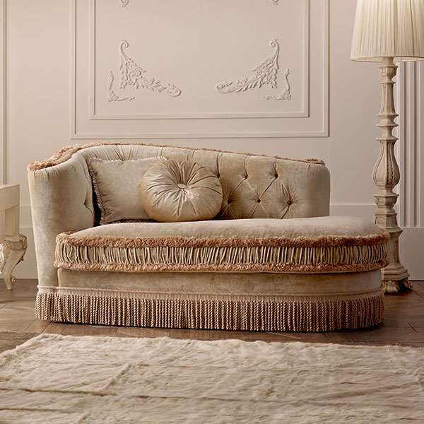 <strong>7619 Kevin</strong><br>
dormeuse 
day bed   
170 x 100 x 95 cm<br>

<strong>0524</strong><br>
tavolo piano specchio 
80 x 80 x 66 cm<br>

<strong>2136</strong><br>
base lampada Cuore 6 luci 
Ø 69 x 76 cm<br>

<strong>5033</strong><br>
piantana legno  
Ø 45  H. 243 cm