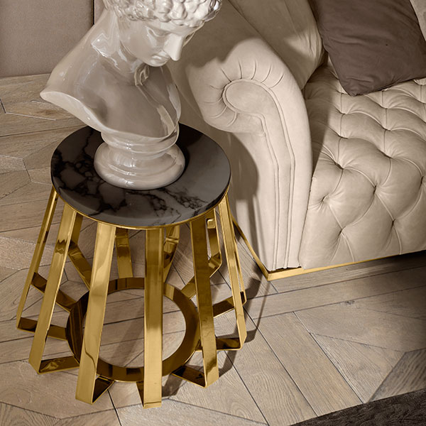 <strong>GMR08</strong><br>
tavolo in acciaio finitura gold lucidato a specchio, piano marmo cappuccino bisellato lucido 
Ø 52 x 63 cm