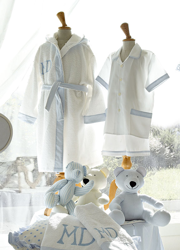 <strong>LC02-RIC02</strong> bathrobe with coordinated smooth border, with embroidery in modern style<br>
<strong>CT03</strong> children’s pajamas with piquet knit, coordinated smooth border <br>
<strong>LC08-RIC02</strong> pair of towels with coordinated smooth border, with embroidery in modern style